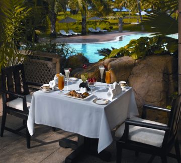Leela Goa - Desayuno con vista a la piscina
